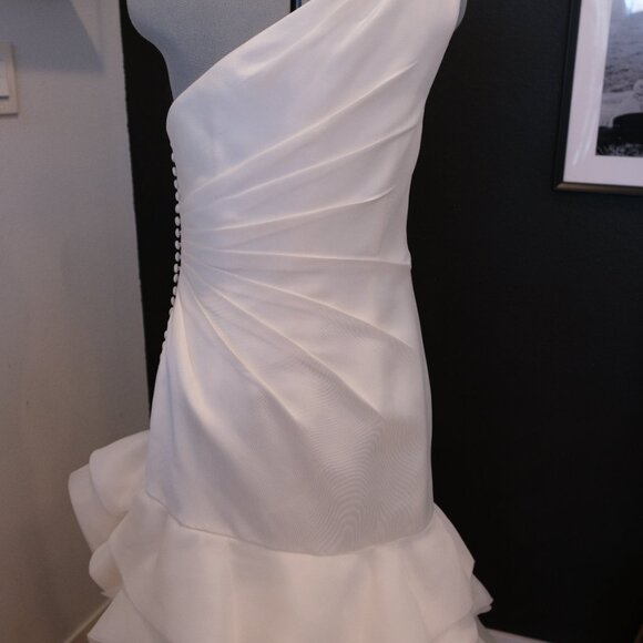 White by Vera Wang One Shoulder Organza waterfall wedding gown - Picture 11 of 12